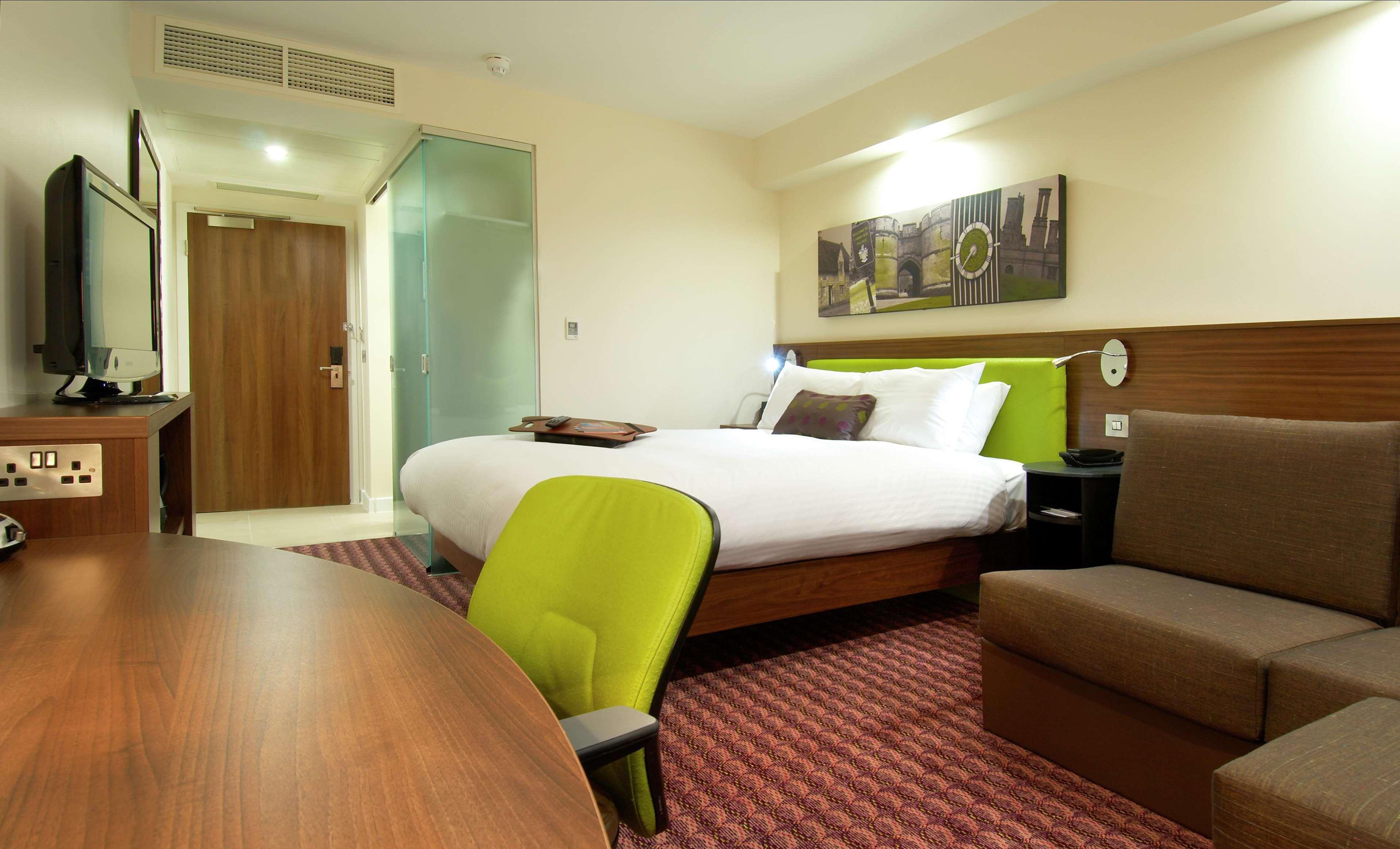 Hotel Hampton By Hilton Corby Habitación foto