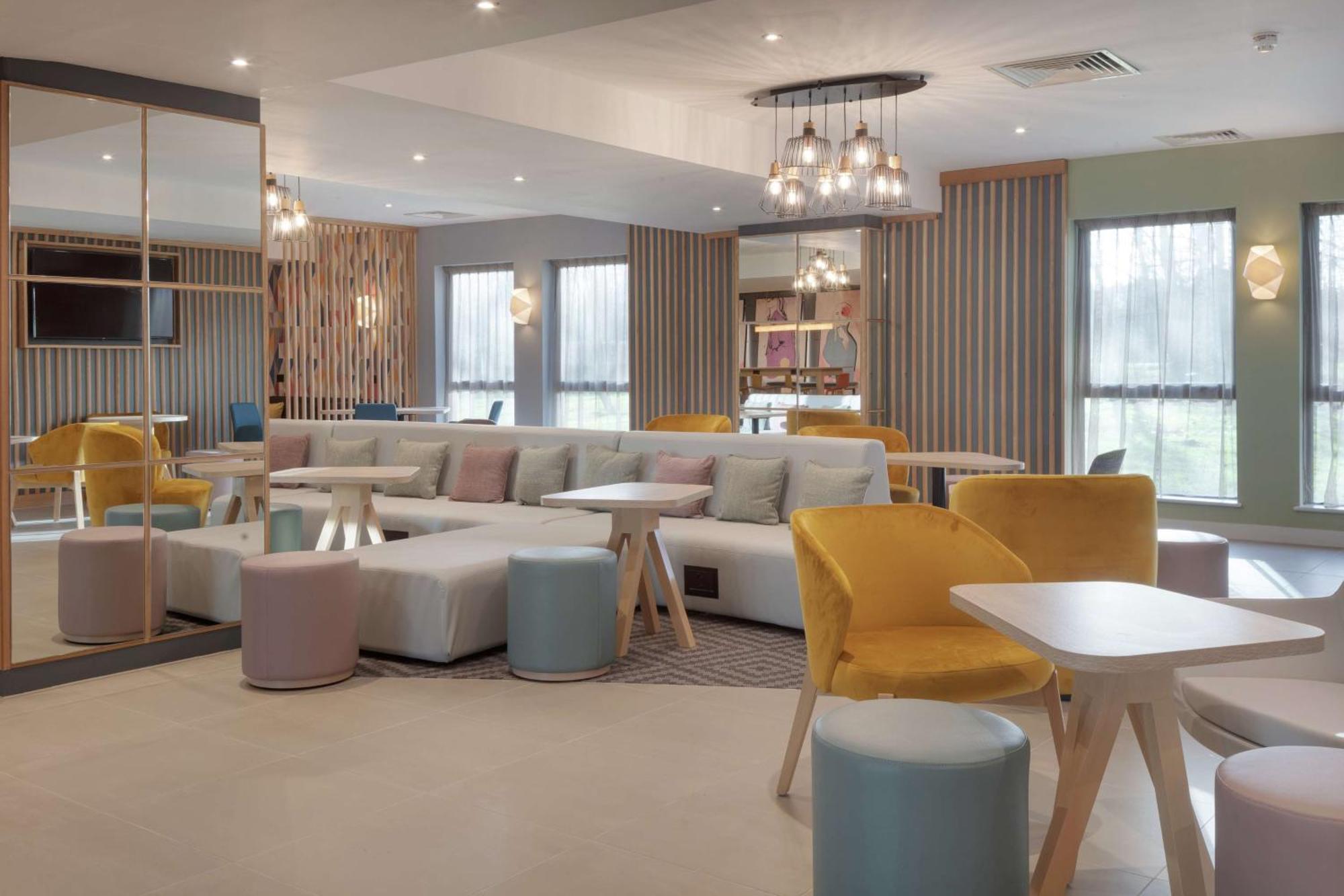 Hotel Hampton By Hilton Corby Exterior foto