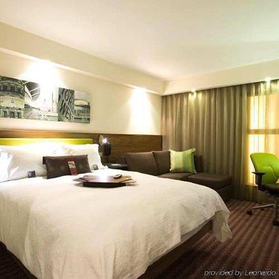 Hotel Hampton By Hilton Corby Habitación foto
