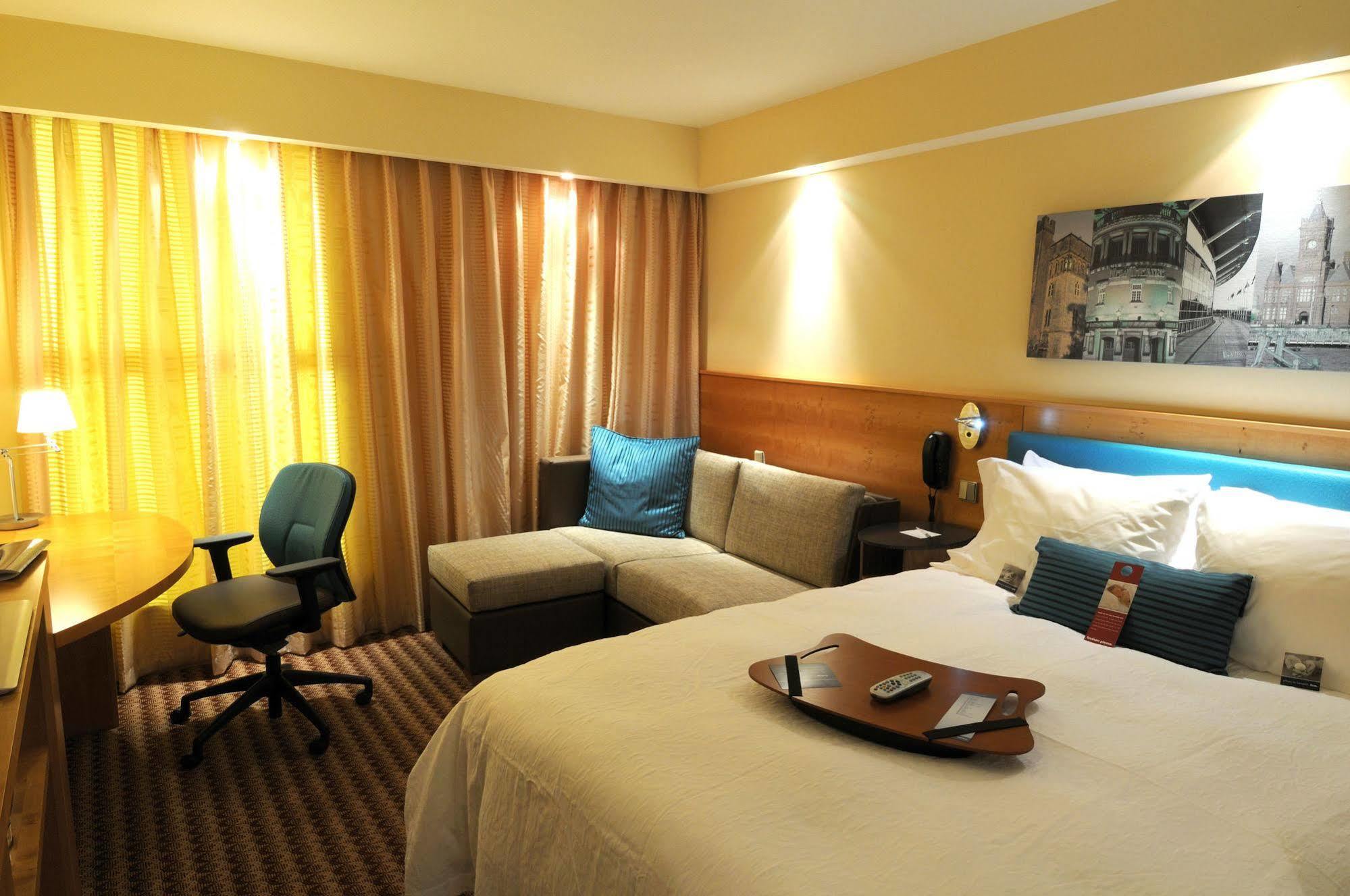 Hotel Hampton By Hilton Corby Exterior foto